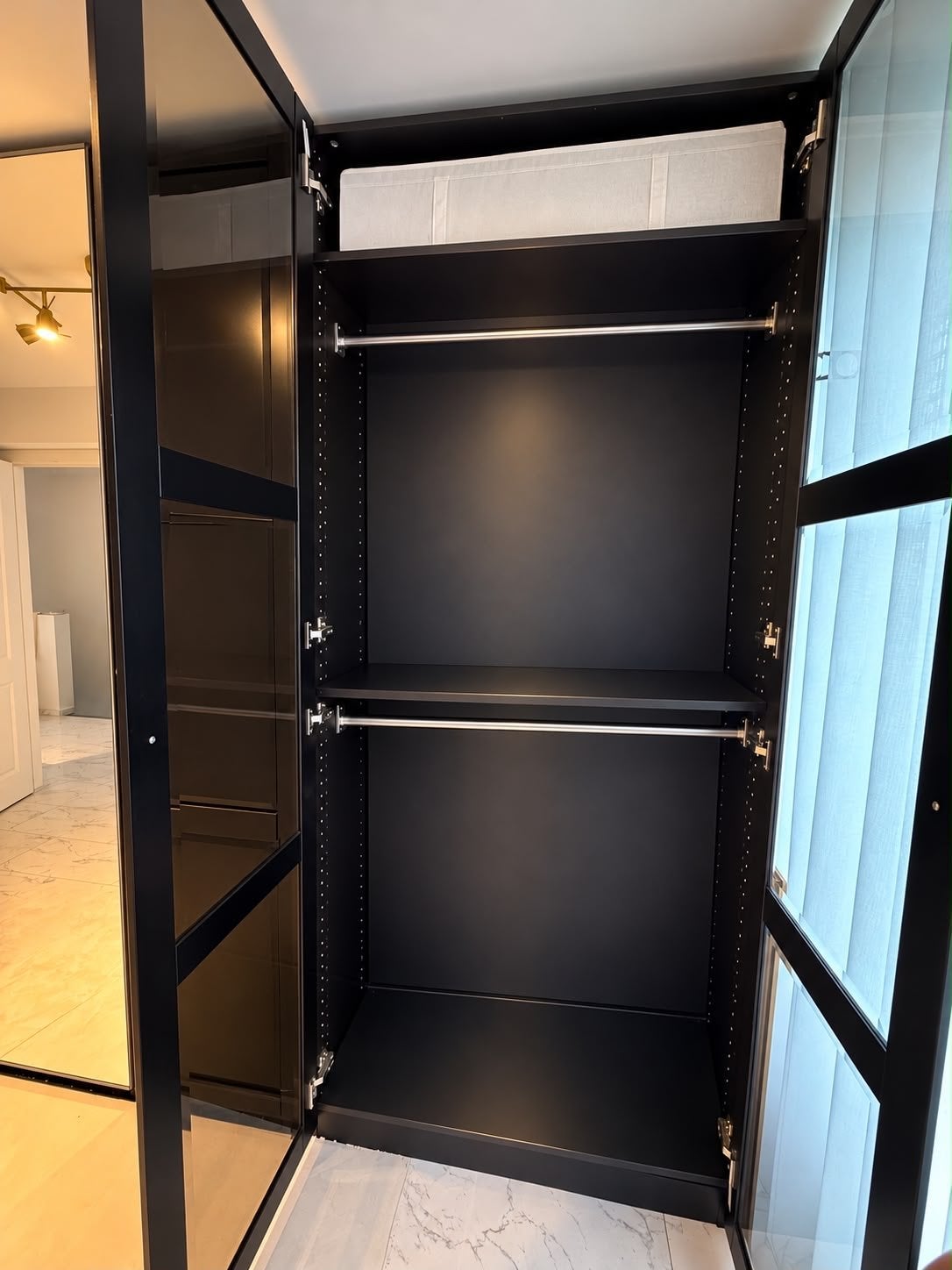 Ruime zwarte ikea pax kledingkast met spiegel en lades, Ophalen, 200 cm of meer, Zo goed als nieuw, Met lade(s)