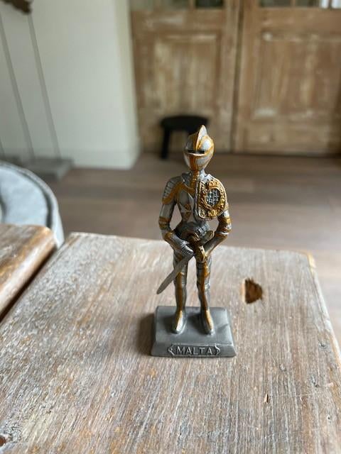 Vintage tinnen beeldje. Ridder met zwaard Malta. Soldaat tin, Ophalen, Zo goed als nieuw, Mens