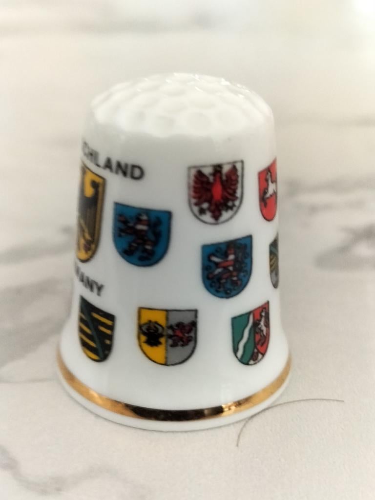 Vingerhoedje Duitsland met wapens van districten, Verzamelen, Vingerhoedjes, Ophalen of Verzenden, Zo goed als nieuw, Porselein