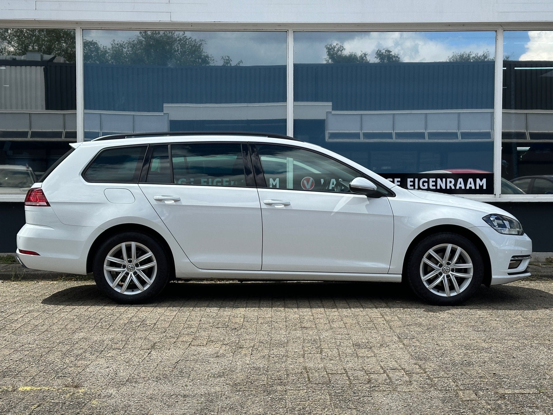 Volkswagen Golf Variant 1.0 TSI Highline/AUT/NAV/PDC/CARPLAY, Stof, 116 pk, Wit, 3 cilinders
