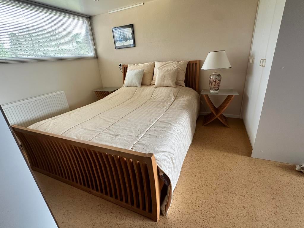 Teak-look bed met bijpassende nachtkastjes en sprei, Ophalen, Gebruikt, Tweepersoons, Modern, klassiek, romantisch
