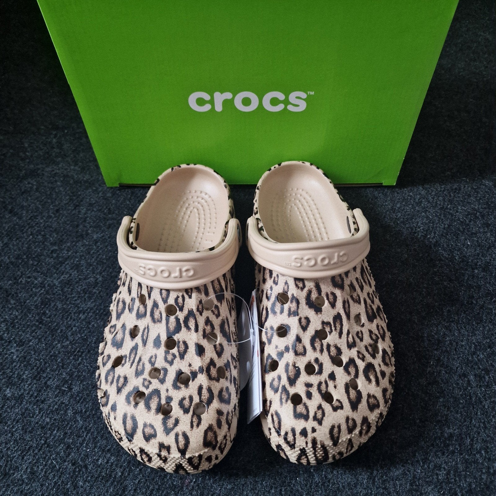 Crocs Classic Animal Remix Clog - Leopard print, Kleding | Dames, Slippers, Beige, Nieuw, Ophalen of Verzenden