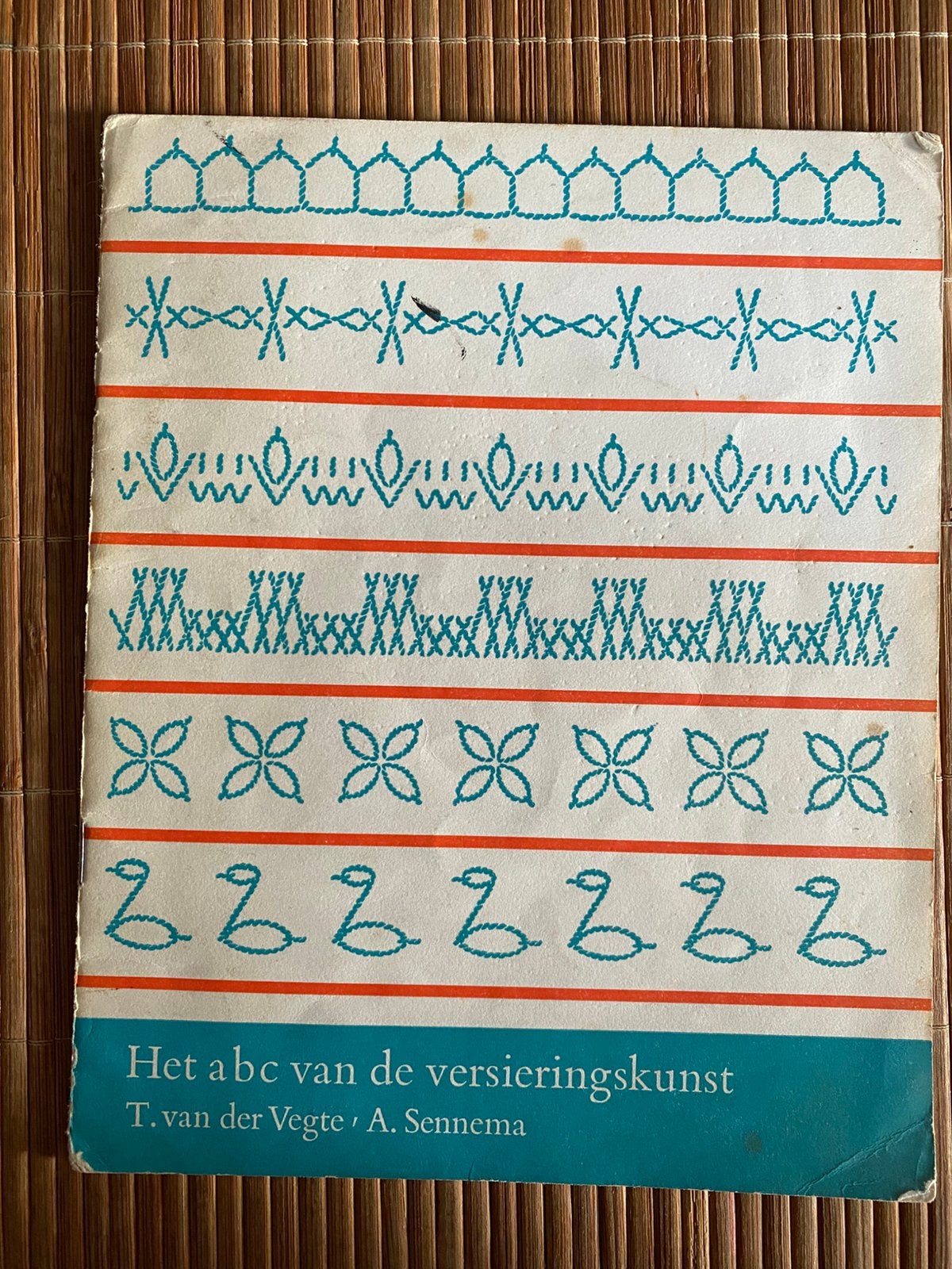 Het ABC van de versieringskunst, Ophalen of Verzenden, Zo goed als nieuw, Handborduren