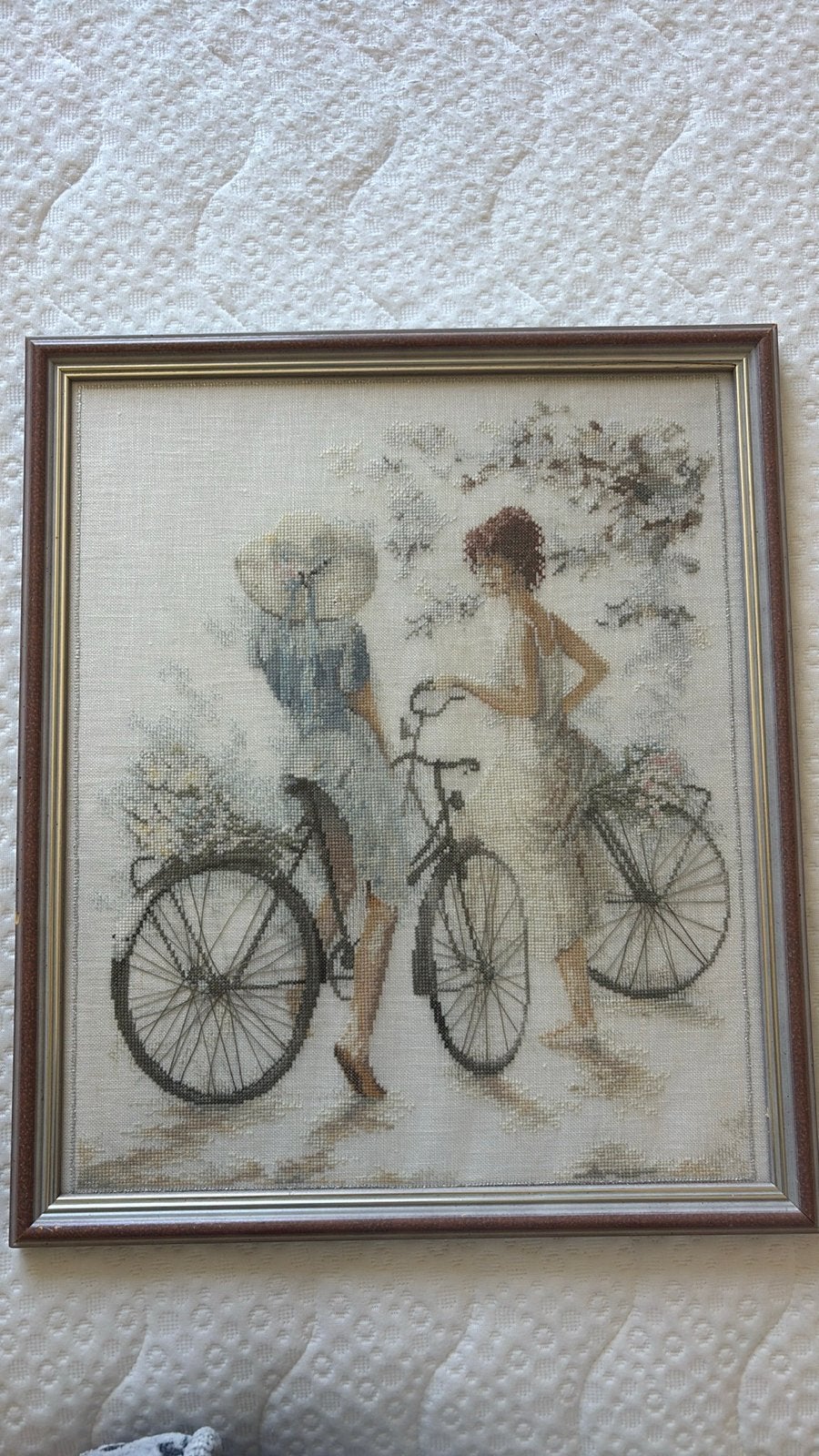 Geborduurd schilderij: Fietsende dames met hoed en bloemen, Ophalen of Verzenden, Gebruikt, Schilderij, Minder dan 50 cm