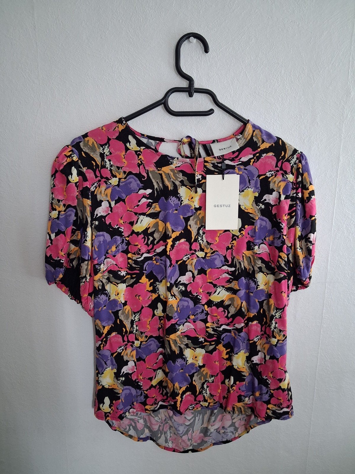 Gestuz Blouse met bloemenprint en open rug, nieuw!, Kleding | Dames, Maat 38/40 (M), Meerkleurig, Nieuw, Ophalen of Verzenden
