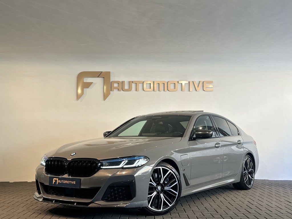 BMW 5-serie 545e xDrive High Executive Pano|Memory|BTW|H/K|H, Auto's, BMW, Gebruikt, 394 pk, 2000 kg, Adaptive Cruise Control
