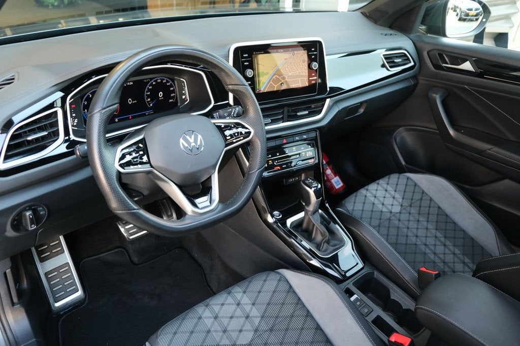 Volkswagen T-Roc 1.5 TSI R-Line 150PK Dsg Pano Navi Virtual, Zwart, 4 cilinders, 150 pk, Alcantara