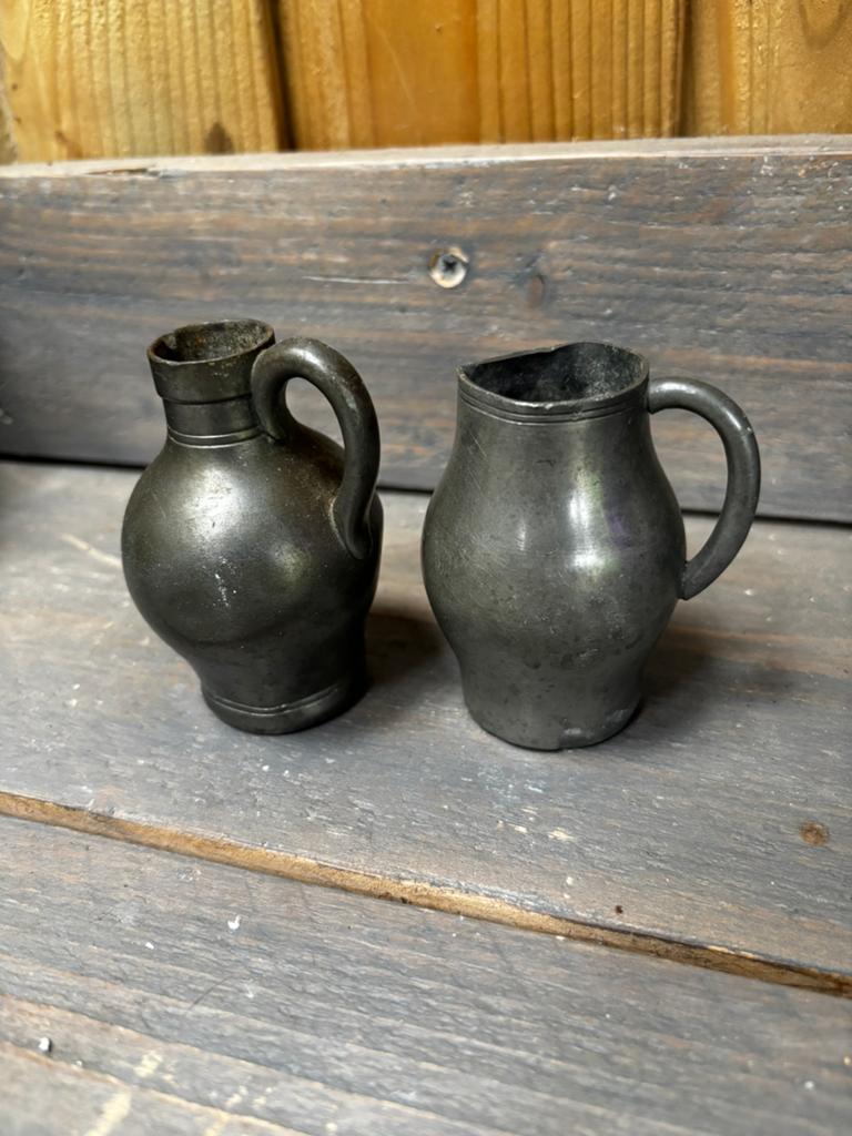 2 antieke tinnen kannetjes  9en 8.5cm hoog, Ophalen