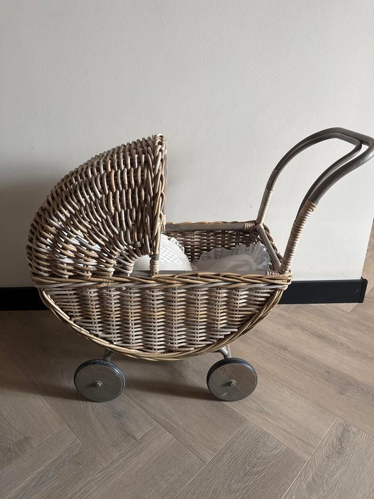 Rotan poppenwagen met kussen en matrasje, Ophalen, Zo goed als nieuw, Overige typen
