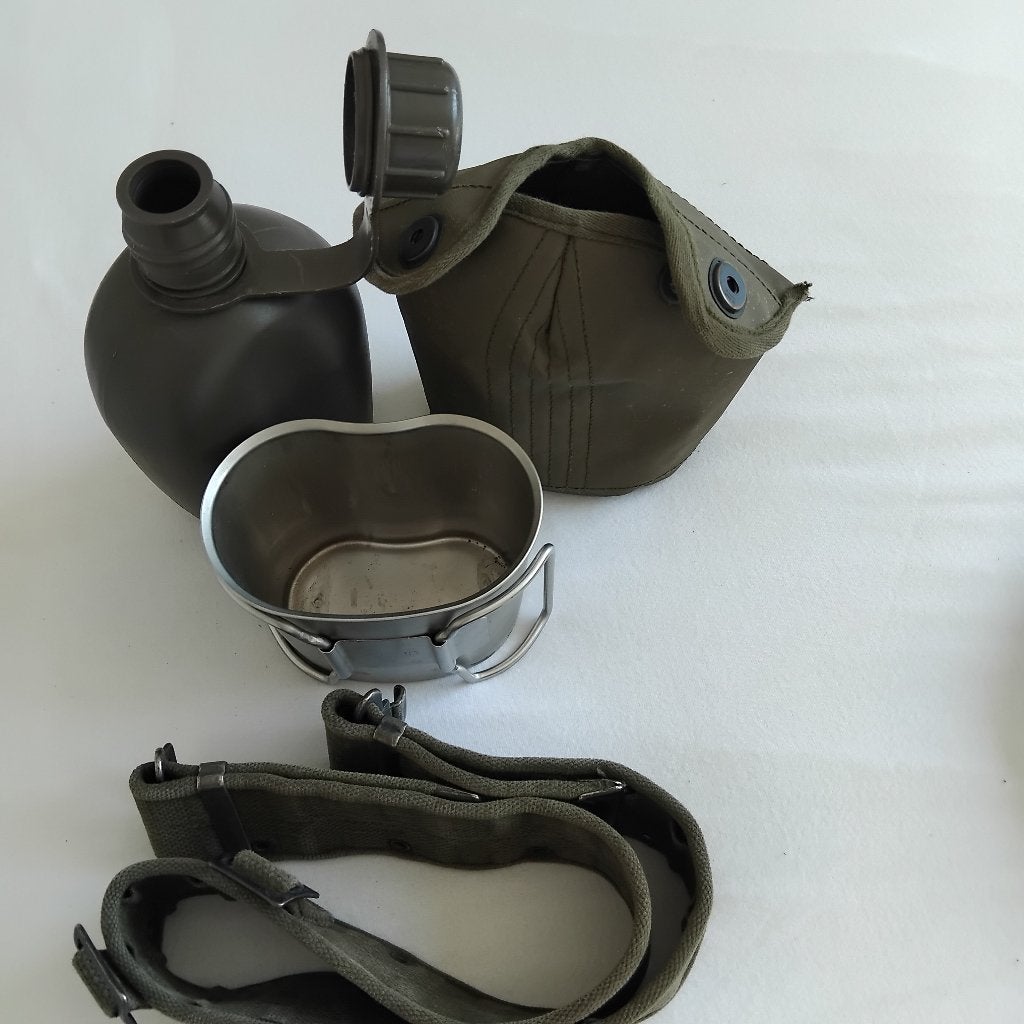 KOPPELRIEM MET VELDFLES COMPLEET, Ophalen of Verzenden, Landmacht, Nederland, Helm of Baret