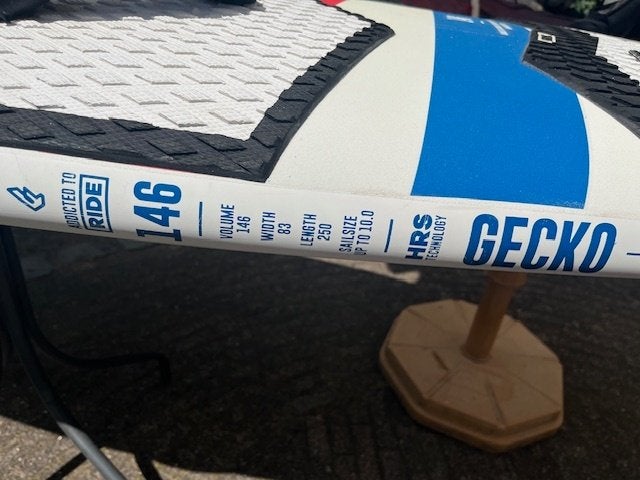 Mooi windsurfboard Fanatic Gecko, 2 zeilen en giek en masten, Watersport en Boten, Windsurfen, Ophalen, 250 tot 300 cm, Gebruikt
