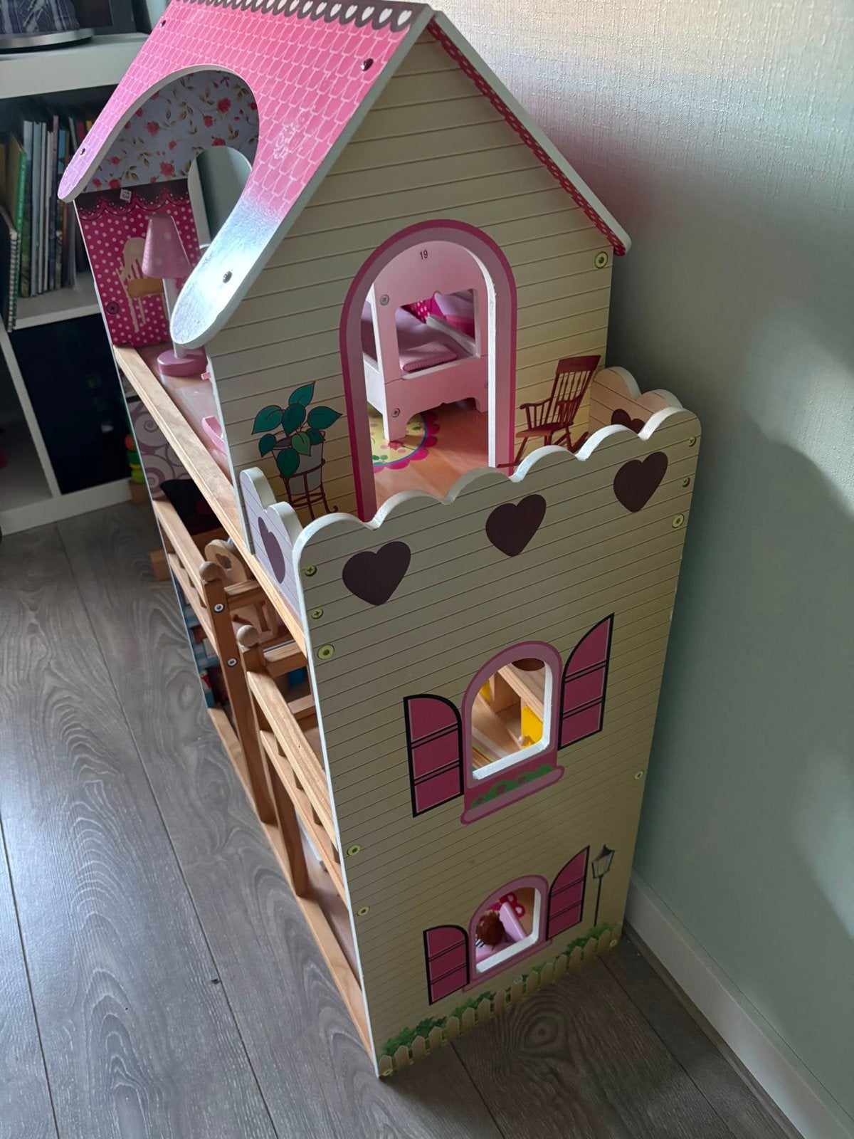 Groot houten poppenhuis met meubels, Kinderen en Baby's, Speelgoed | Poppen, Ophalen, Gebruikt, Overige typen