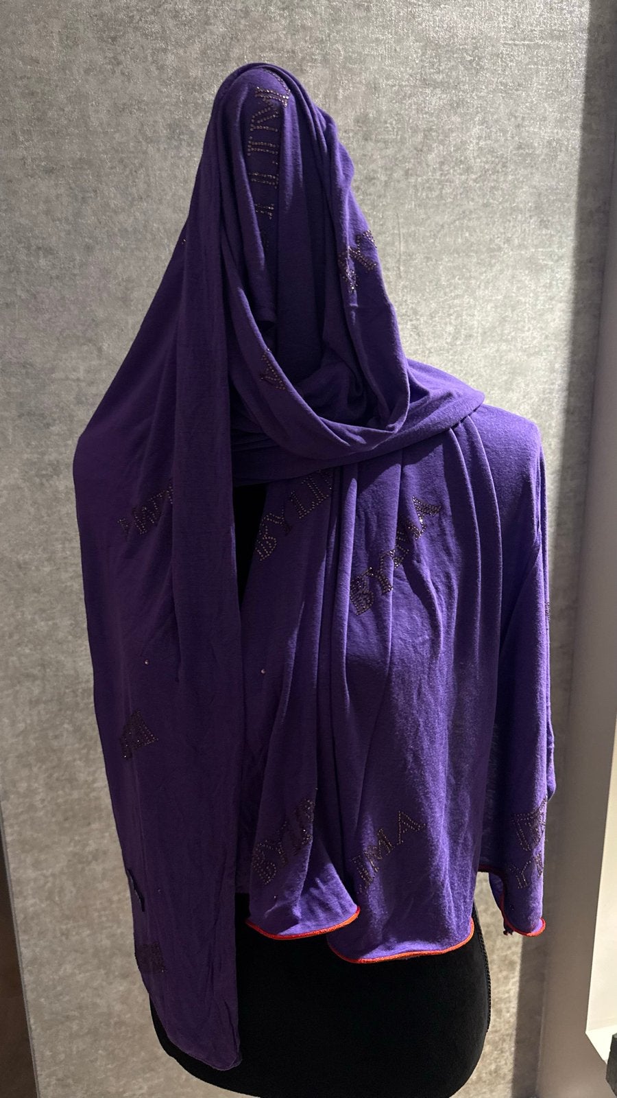 BYLIMA Sjaal met Strass Letters, Kleding | Dames, Mutsen, Sjaals en Handschoenen, Ophalen of Verzenden, Zo goed als nieuw, Maat 38/40 (M)