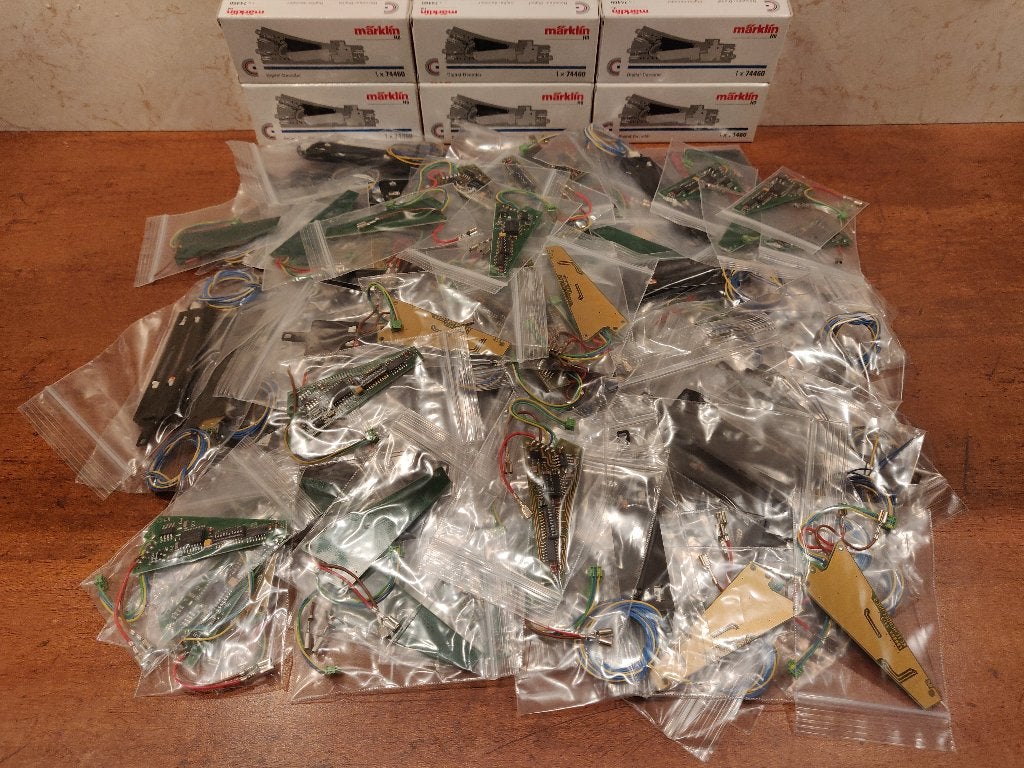 ** MÄRKLIN ** AANDRIJVINGEN ** DECODERS ** NIEUWSTAAT **, Hobby en Vrije tijd, Wisselstroom, Rails, Ophalen of Verzenden, Zo goed als nieuw