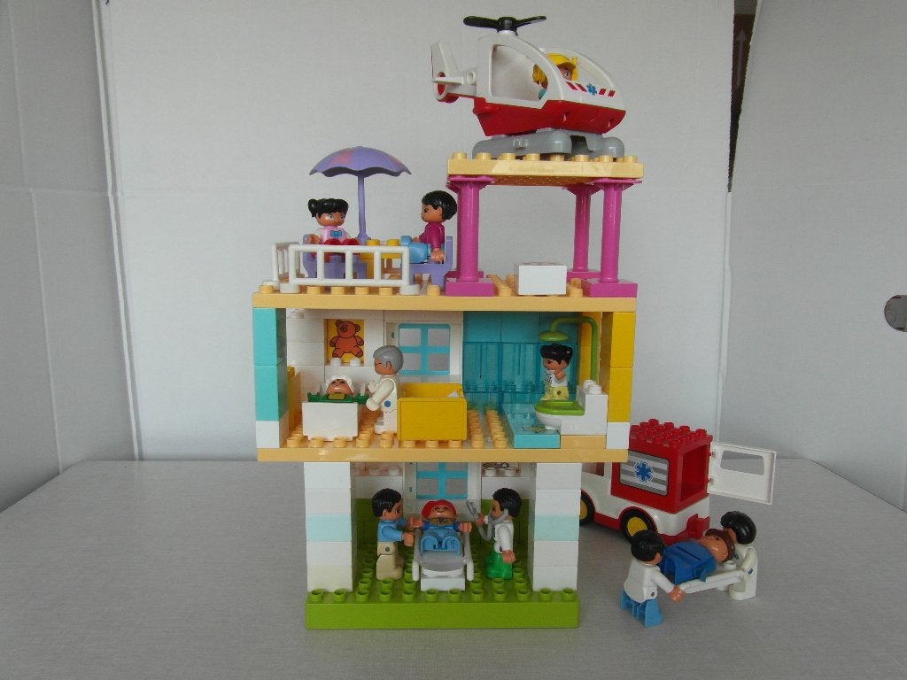 Duplo ziekenhuis, Kinderen en Baby's, Speelgoed | Duplo en Lego, Ophalen of Verzenden, Zo goed als nieuw, Complete set, Duplo