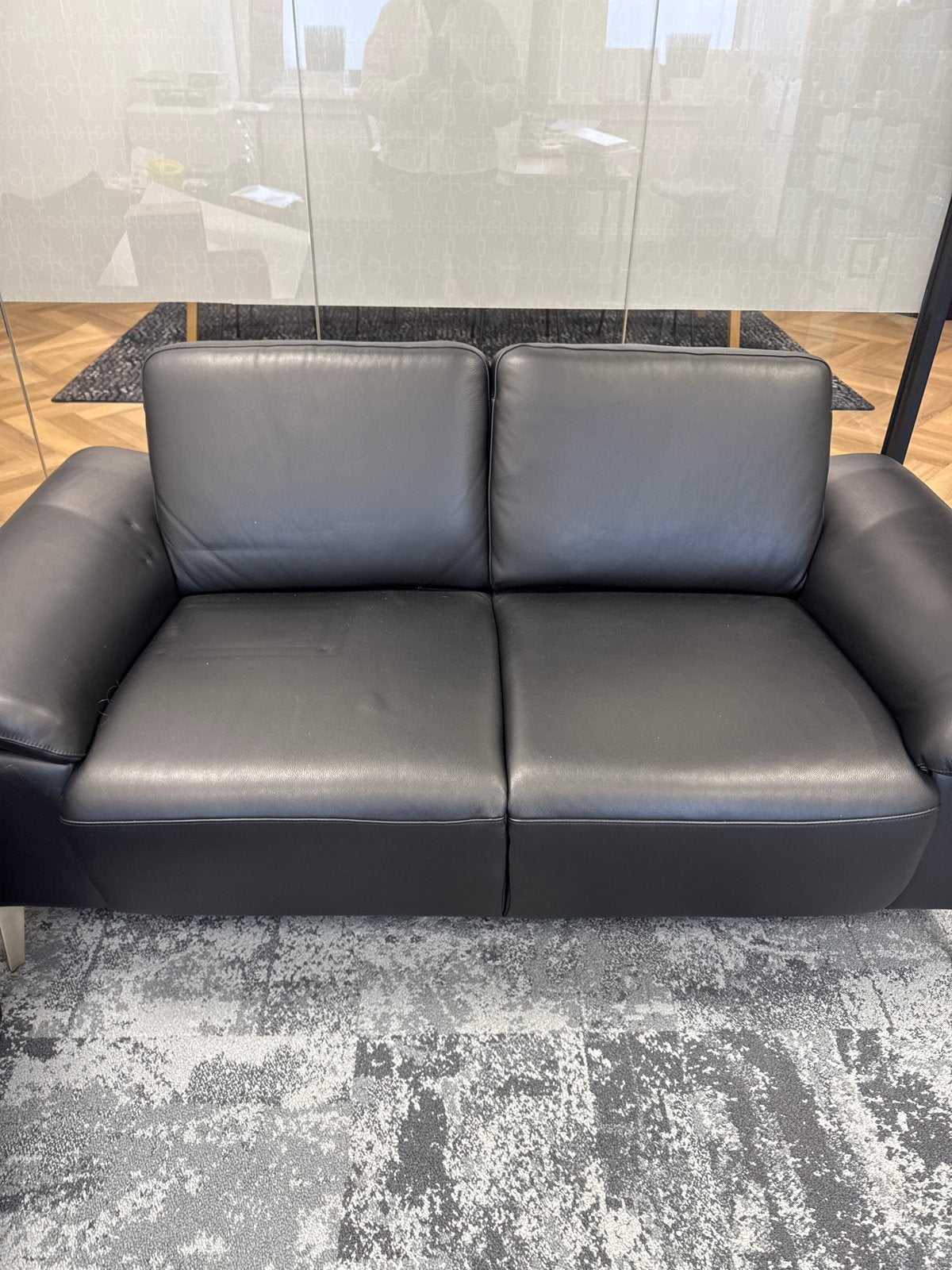 Comfortabele zwarte leren tweezitsbank, Ophalen, Gebruikt, 150 tot 200 cm, Tweepersoons