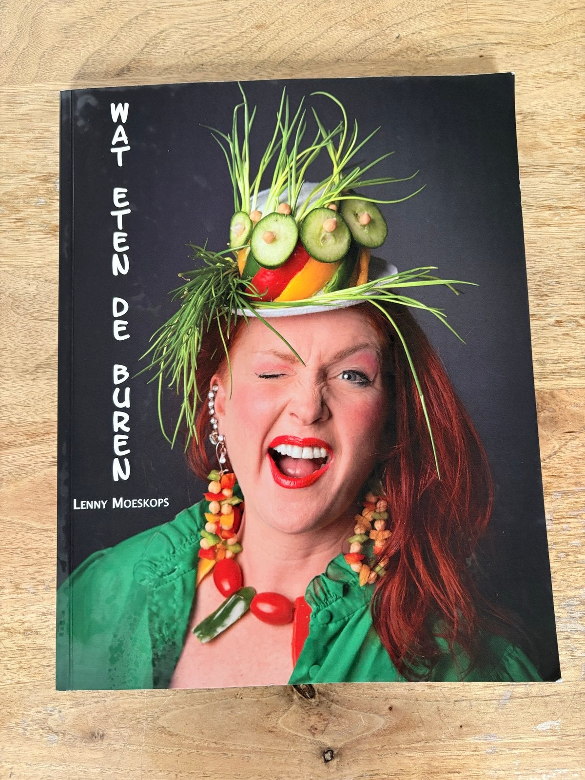 Wat eten de buren - Lenny Moeskops kookboek, Ophalen of Verzenden, Zo goed als nieuw
