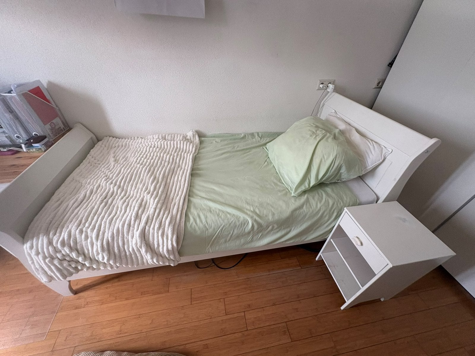 Leuk witgebeitst (kinder) bed (90x200) met nachtkastje Woood, Ophalen, Gebruikt, 90 cm, Eenpersoons
