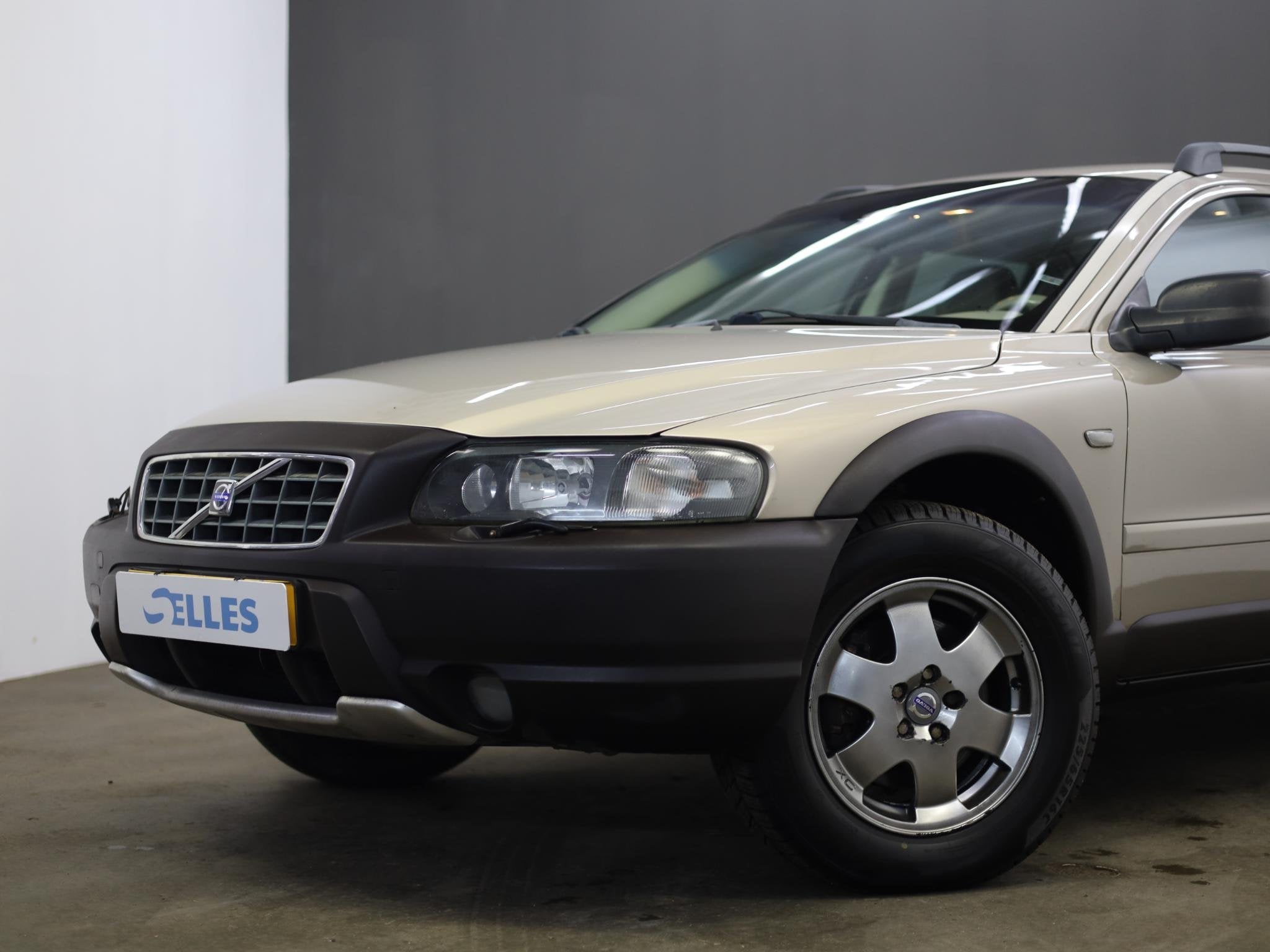 Volvo XC70 2.5 T Geartronic Comfort Line, Auto's, Volvo, Stof, Beige, 1714 kg, XC70