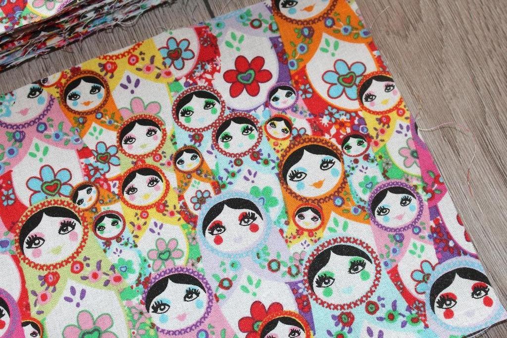 100% katoen quilt lap stof - matroesjka poppetjes #1813, Nieuw, Ophalen of Verzenden, Katoen, Minder dan 30 cm