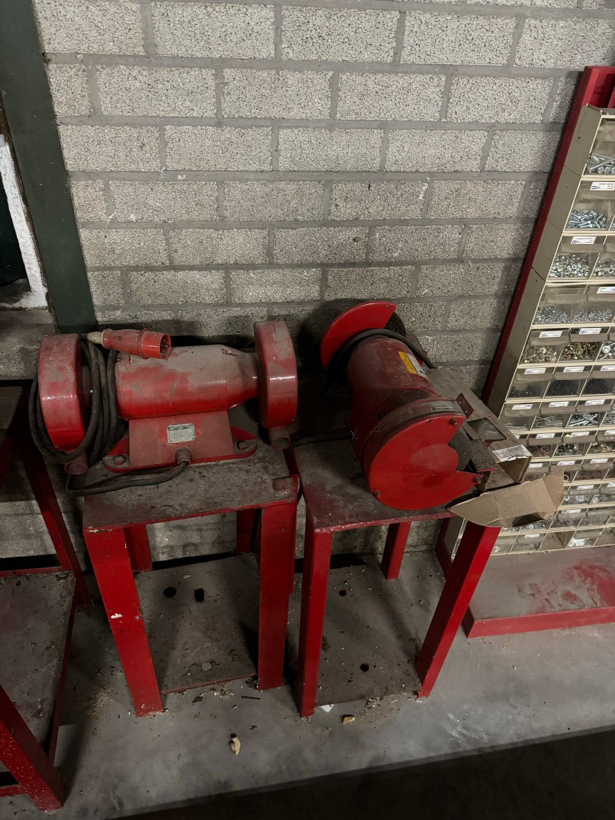 2X ZWARE INDUSTRIËLE SLIJPBOK OP ZUIL / ONDERSTEL (380V), Ophalen of Verzenden, Gebruikt, 1000 watt of meer, Werkbankslijpmachine