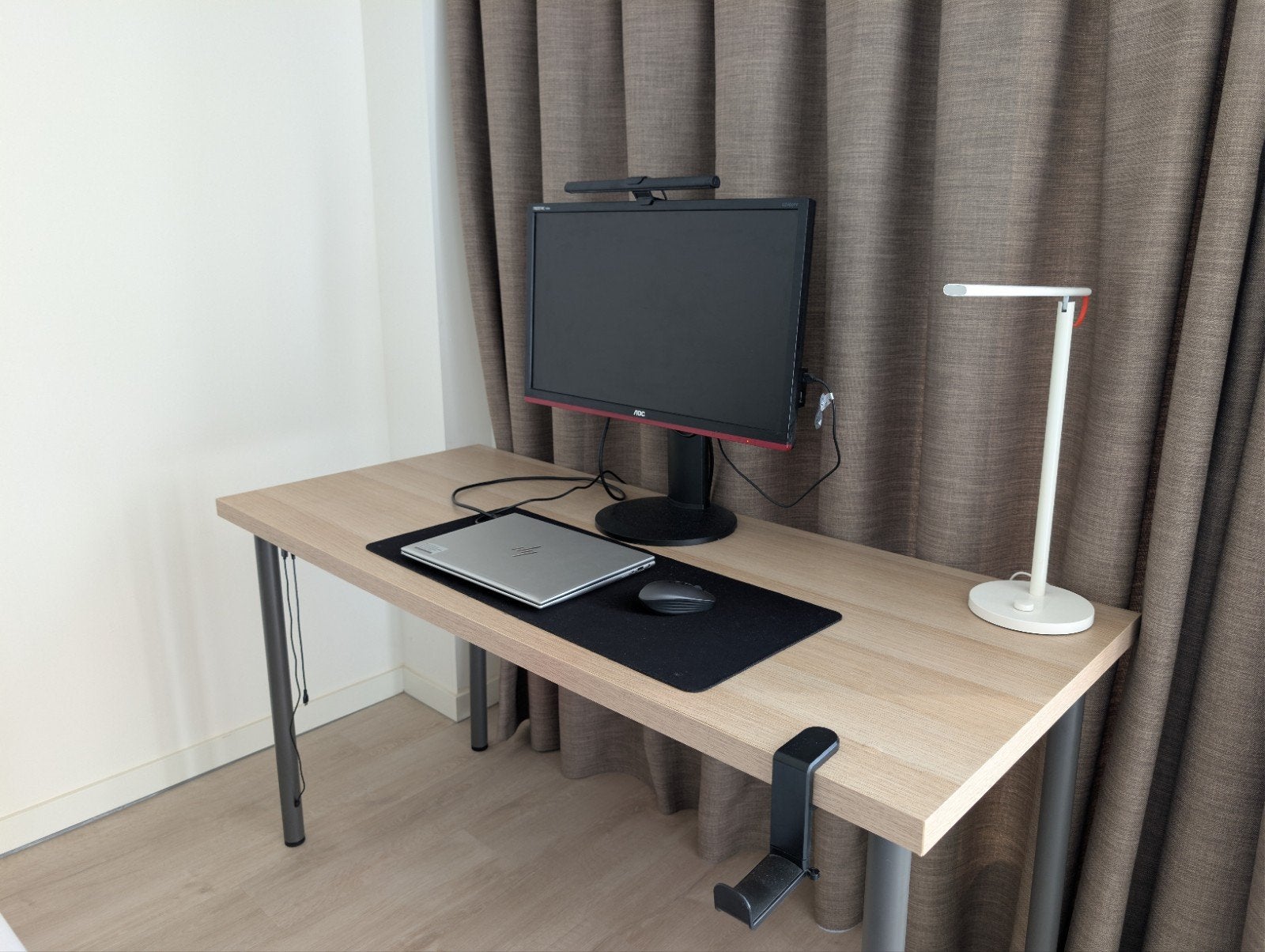 Bureau met kabelmanagement systeem, Huis en Inrichting, Gebruikt, Hout, Kabelgoot, Bruin