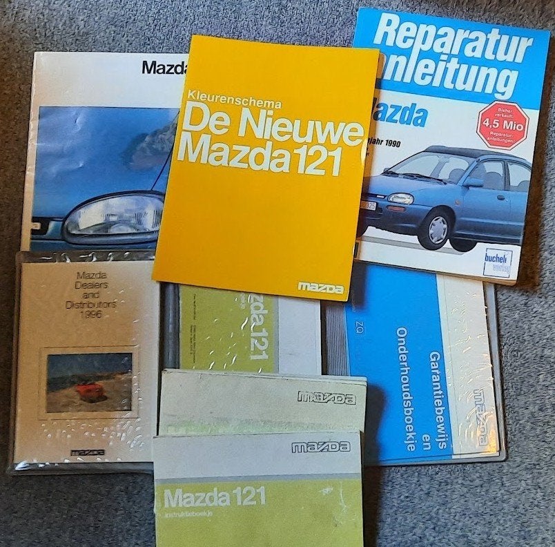 Mazda 121 boekjes en folder, Boeken, Auto's | Boeken, Onbekend, Mazda, Ophalen of Verzenden, Zo goed als nieuw