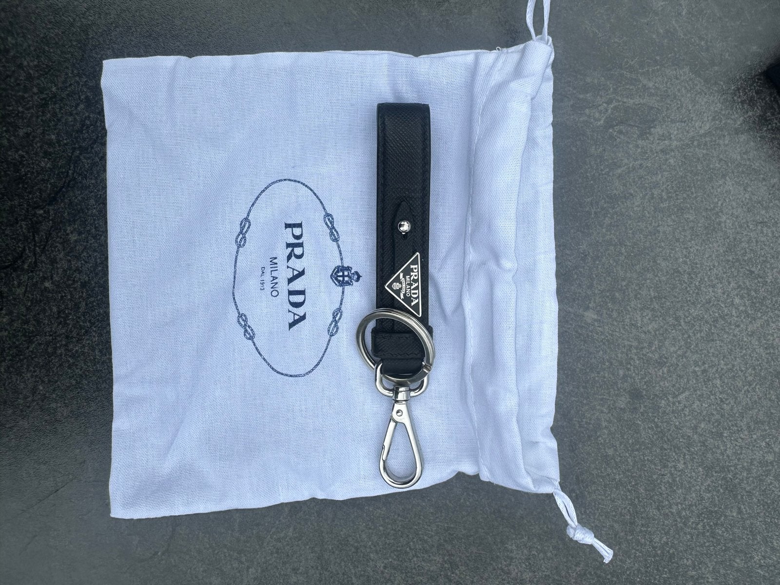 Prada Sleutelhanger Zwart Saffiano Leer met Logo, Ophalen of Verzenden, Zo goed als nieuw, Merk
