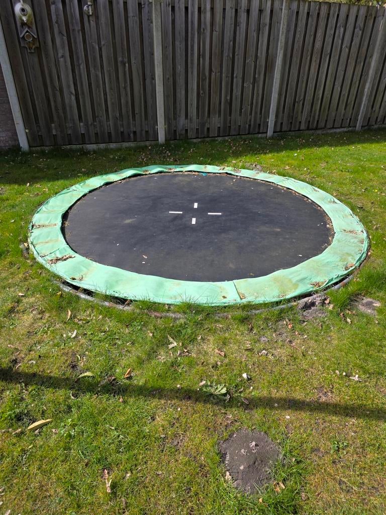 In de grond geplaatste trampoline., Ophalen, Gebruikt