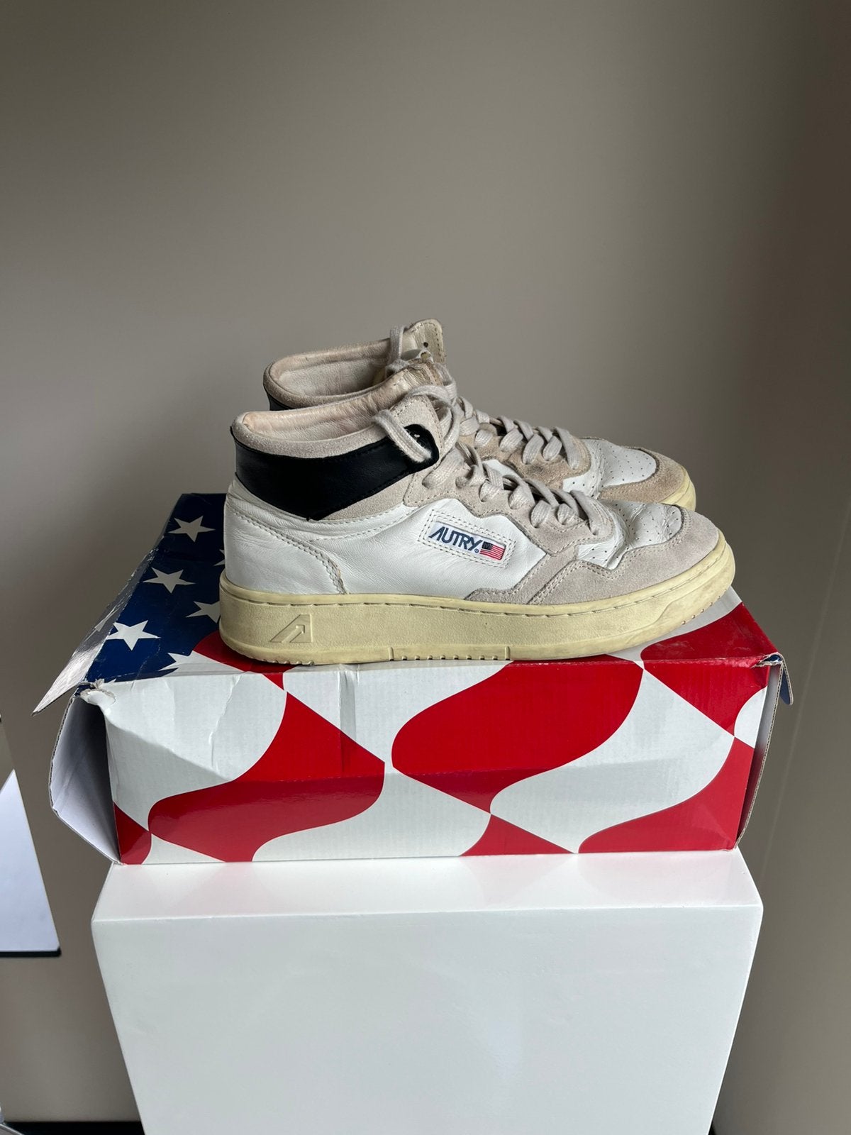 Autry sneakers beige wit zwart 40, Wit, Ophalen of Verzenden, Sneakers of Gympen, Gedragen