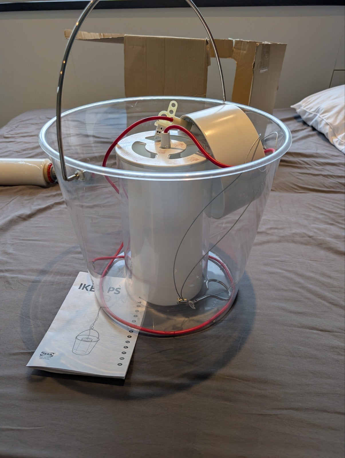IKEA PS Emmer hanglamp - Transparant met rode accenten, Huis en Inrichting, Metaal, E27 (groot), Ophalen of Verzenden, Modern, Industrieel, Speels