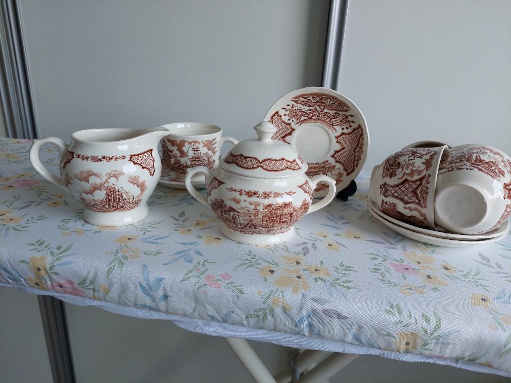 4 Kop en schotels,suikerpot,melkkan van Meakin Staffordshire, Ophalen of Verzenden, Zo goed als nieuw, Overige stijlen, Kop(pen) en/of Schotel(s)
