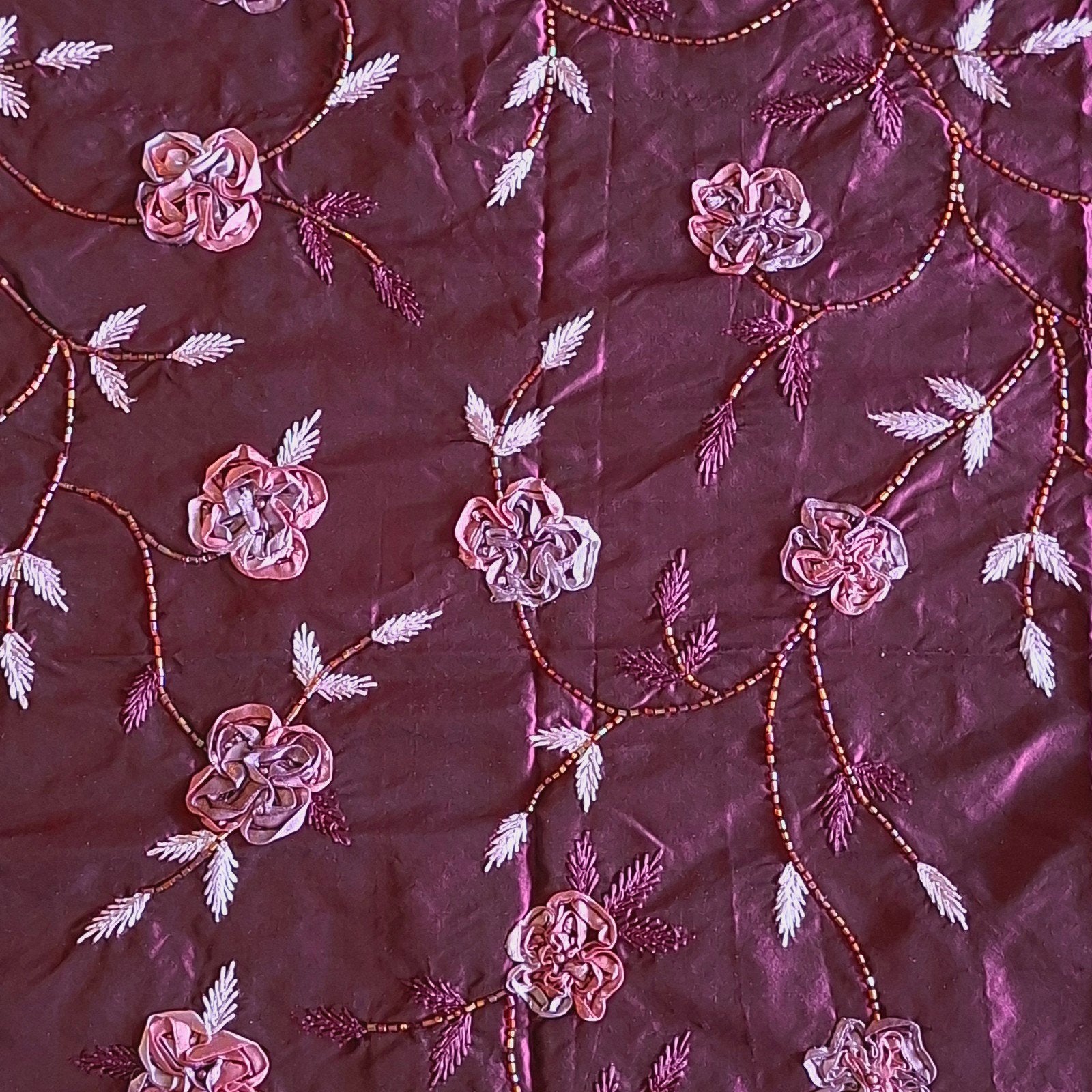 Bordeauxrode Lap Zijde met Kraaltjrs en lint bloemen., Hobby en Vrije tijd, Ophalen, Nieuw, 30 tot 120 cm, 30 tot 200 cm