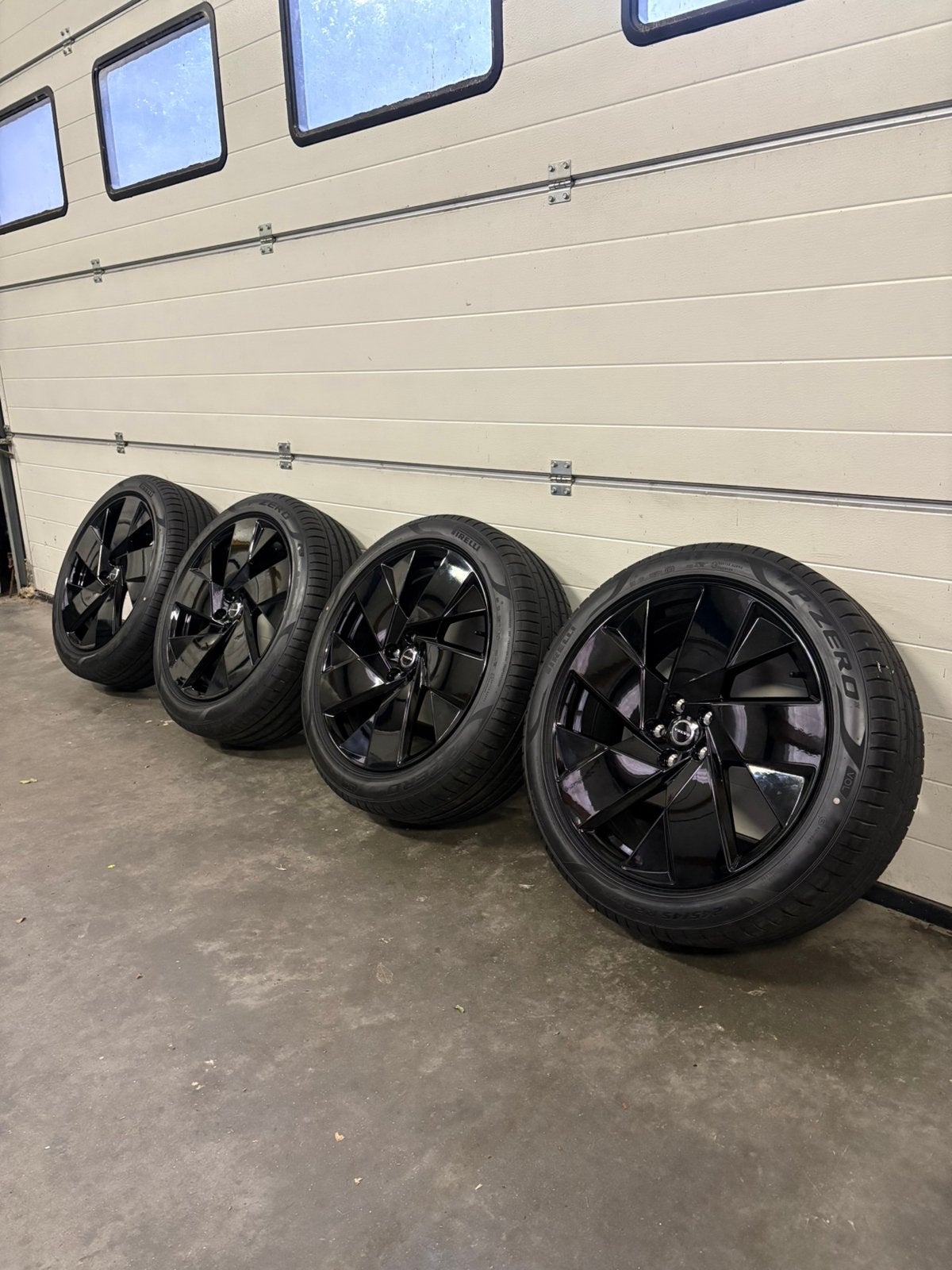 NIEUW Volvo XC40 20 inch Black Edition zomerset Pirelli 2025, Auto-onderdelen, Banden en Velgen, 245 mm, Banden en Velgen, Nieuw