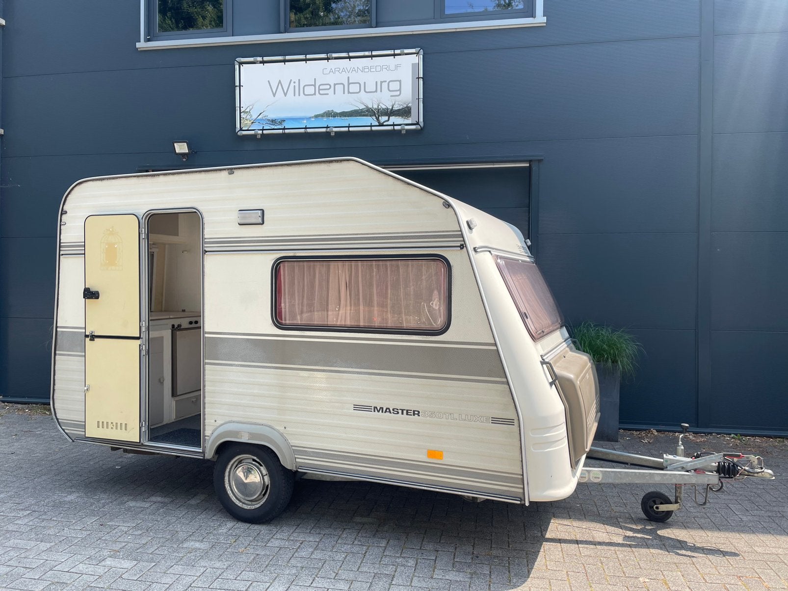 Mooie èn goede Avento Master 350TL, Standaardzit, Schokbreker, Dwarsbed, Avento