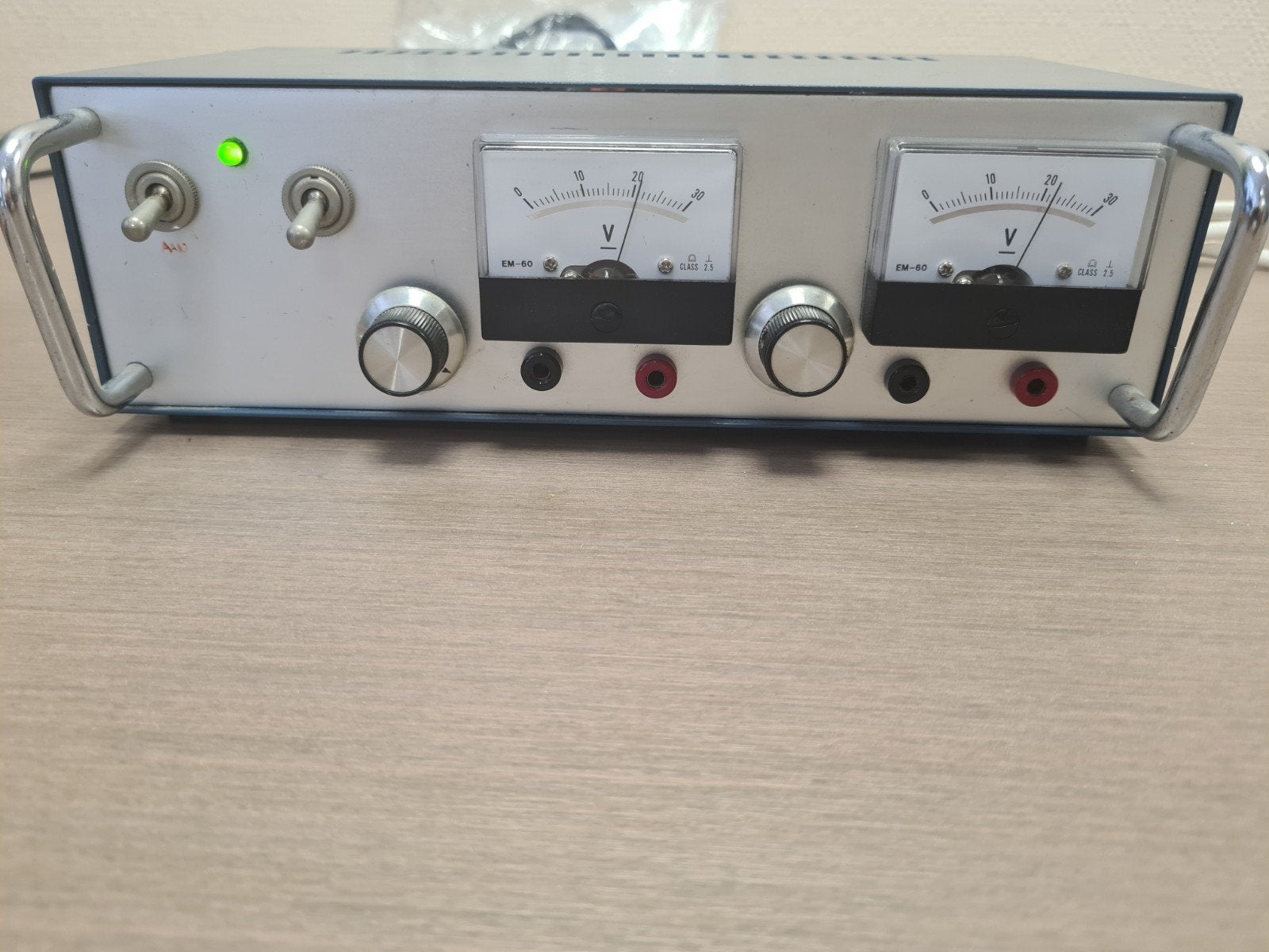 Regelbare labvoeding 2x 0-20V met meters / vintage voeding, Ophalen of Verzenden, Gebruikt