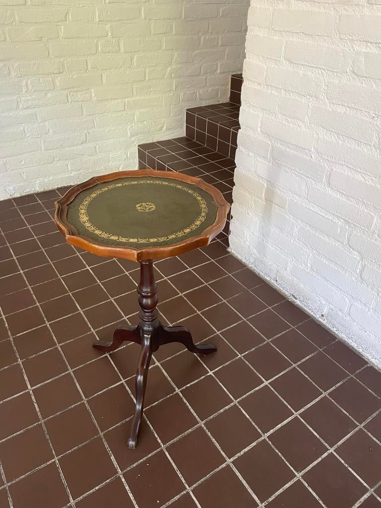Antieke bijzettafel met leren blad en goudkleurig decor, Ophalen of Verzenden