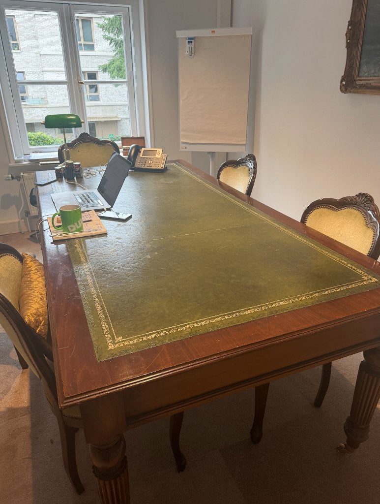Klassieke Engelse tafel met groen leren blad, Antiek en Kunst, Ophalen