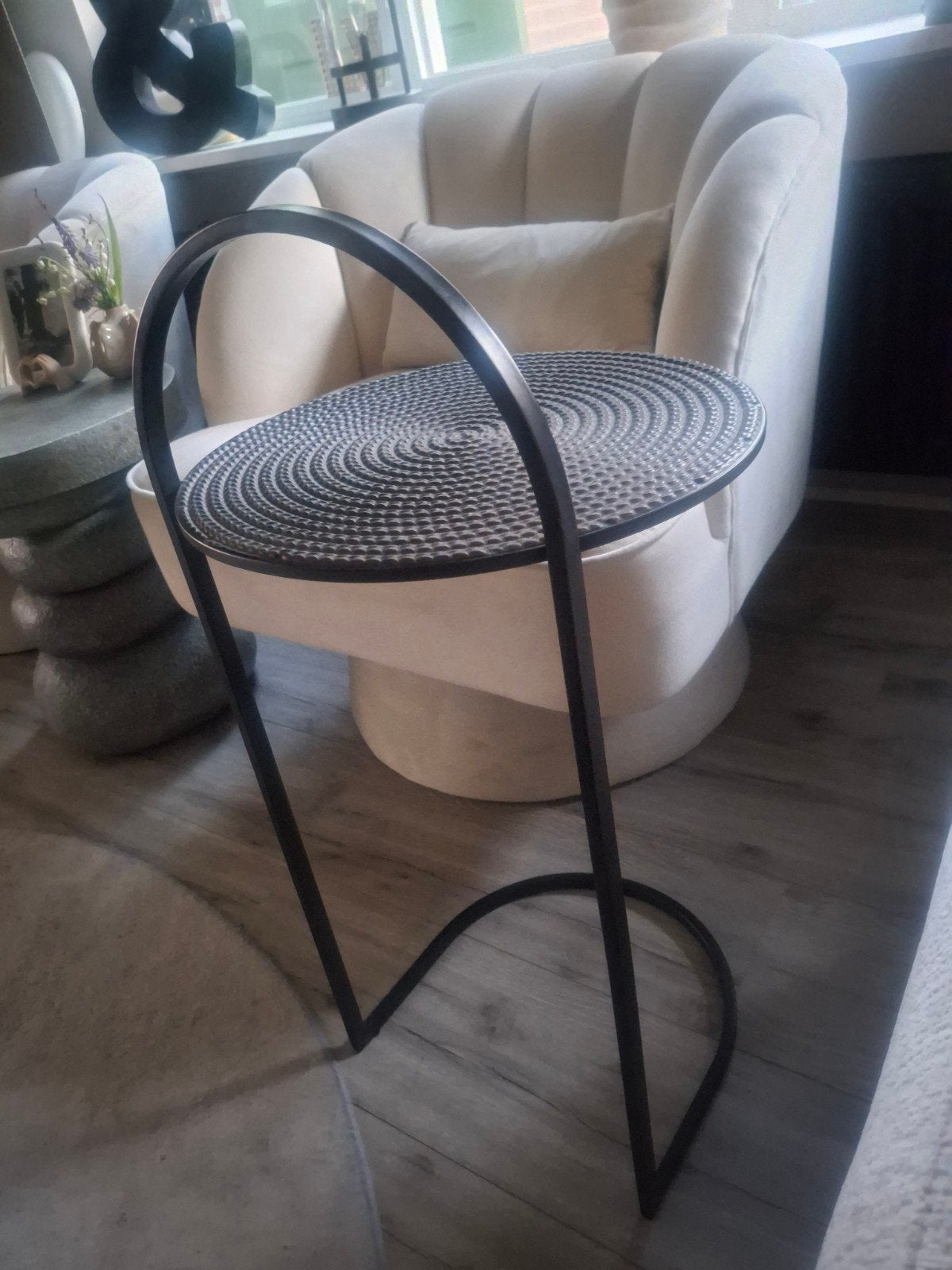 Stijlvolle bijzettafel - Zwart metaal, rond blad, Ophalen, Minder dan 55 cm, Modern, Industrieel, Metaal of Aluminium