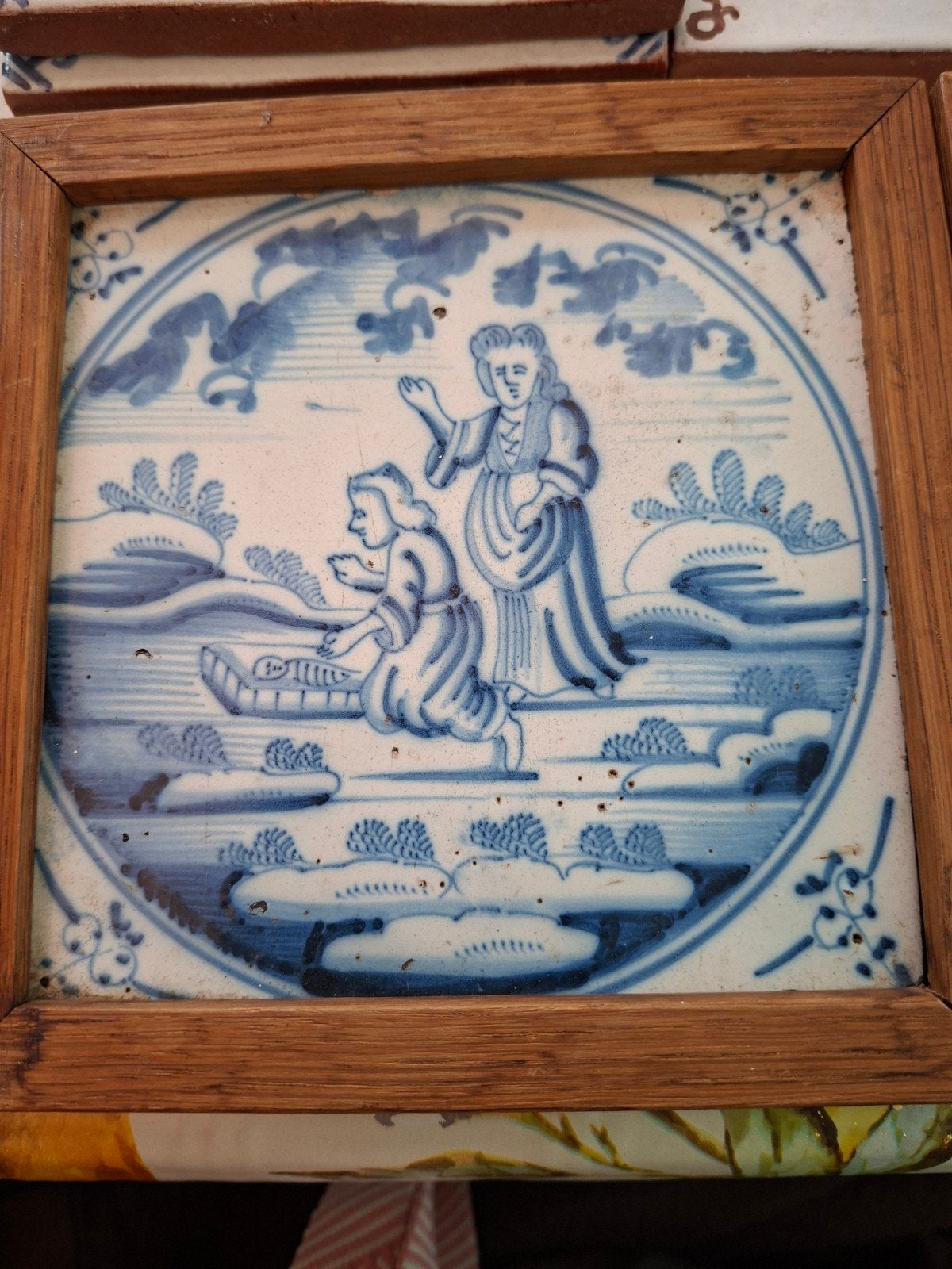 Twee 17e/18e eeuwse tegels in houten lijst, Antiek en Kunst, Ophalen of Verzenden