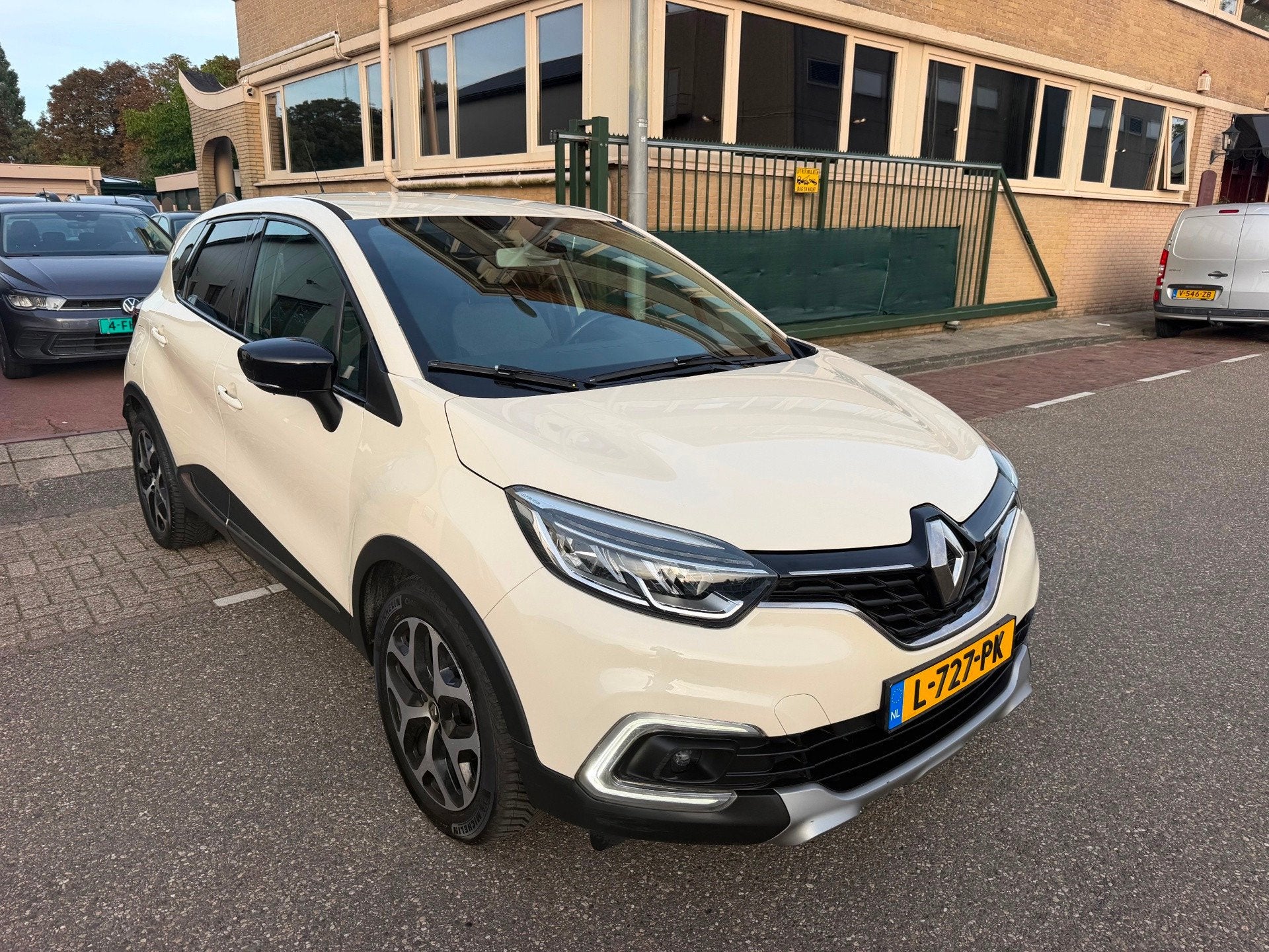 Renault Captur 1.2 TCe Intens 2018 Navi PDC Trekhaak, Auto's, Gebruikt, 4 cilinders, 635 kg, Wit