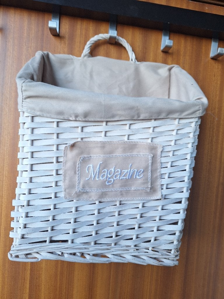 rieten kranten / boekenhanger, Huis en Inrichting, Woonaccessoires | Krantenbakken en Lectuurbakken, Ophalen, Zo goed als nieuw