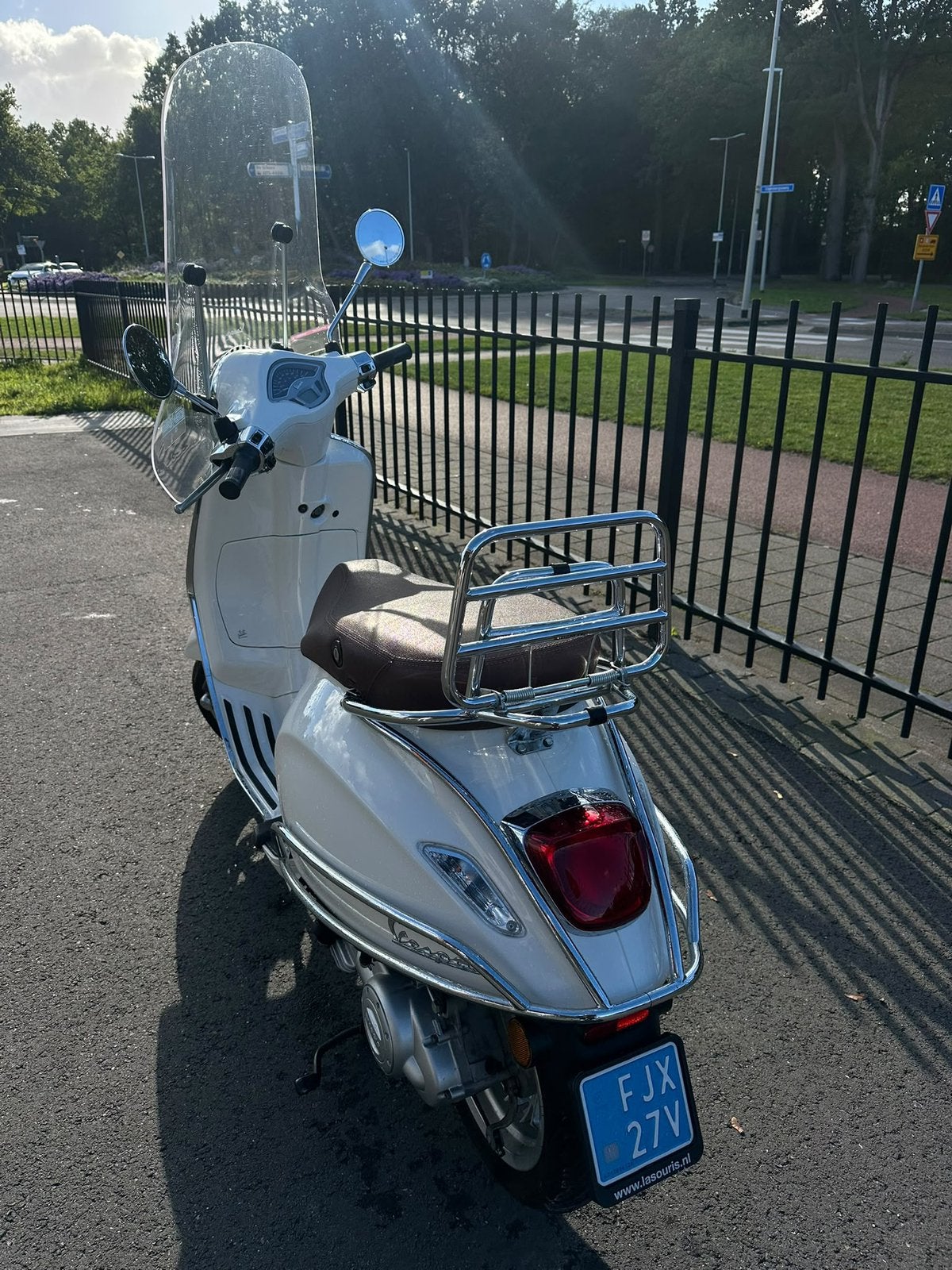 Vespa Primavera 50 | 2021 | 5.000 km | Wit | Alarm |, Ophalen, Overige modellen, Zo goed als nieuw, Benzine