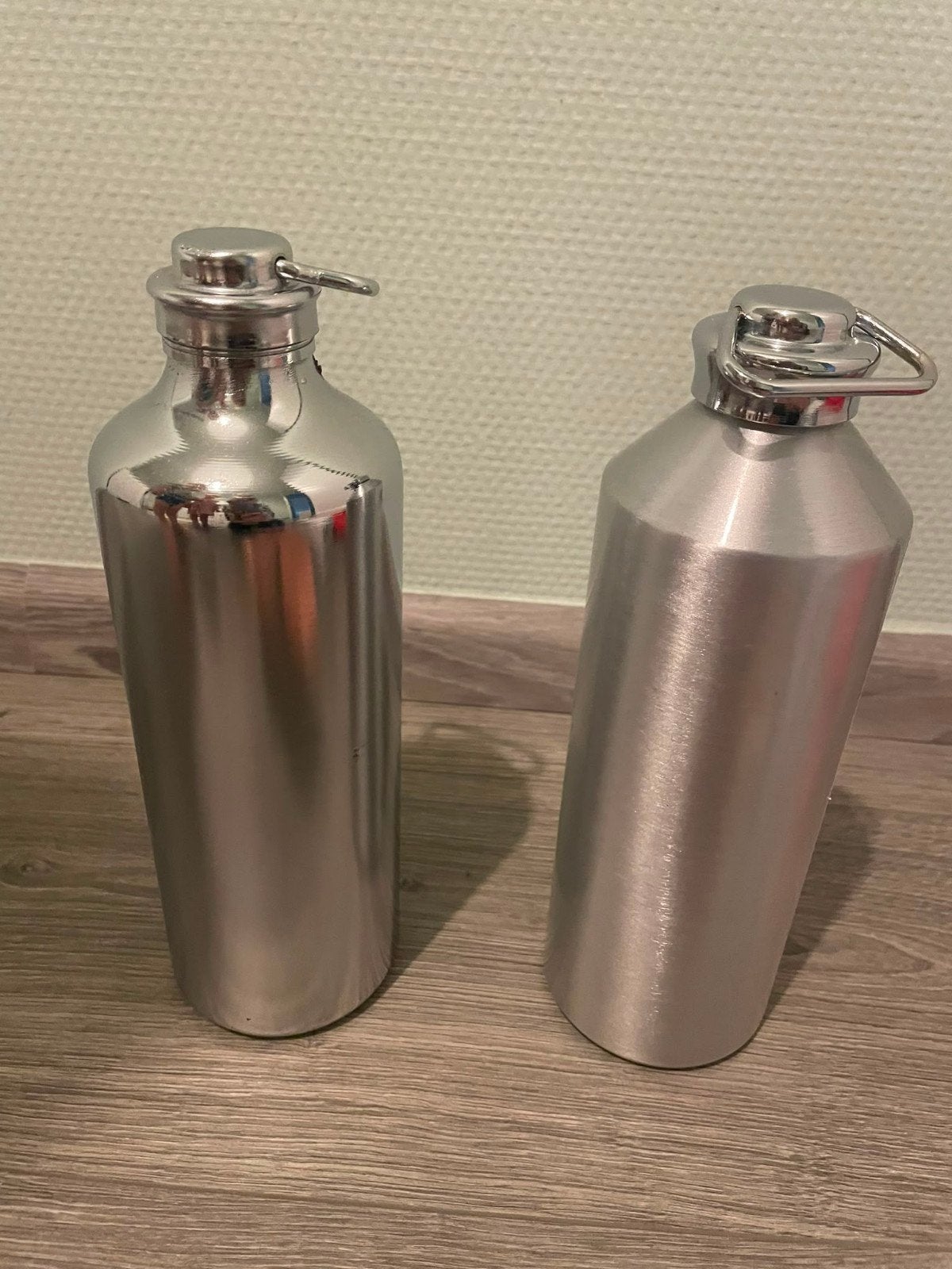 Twee RVS kruiken met roze kruikzakken, Zilver, Ophalen of Verzenden, Metaal, Overige typen