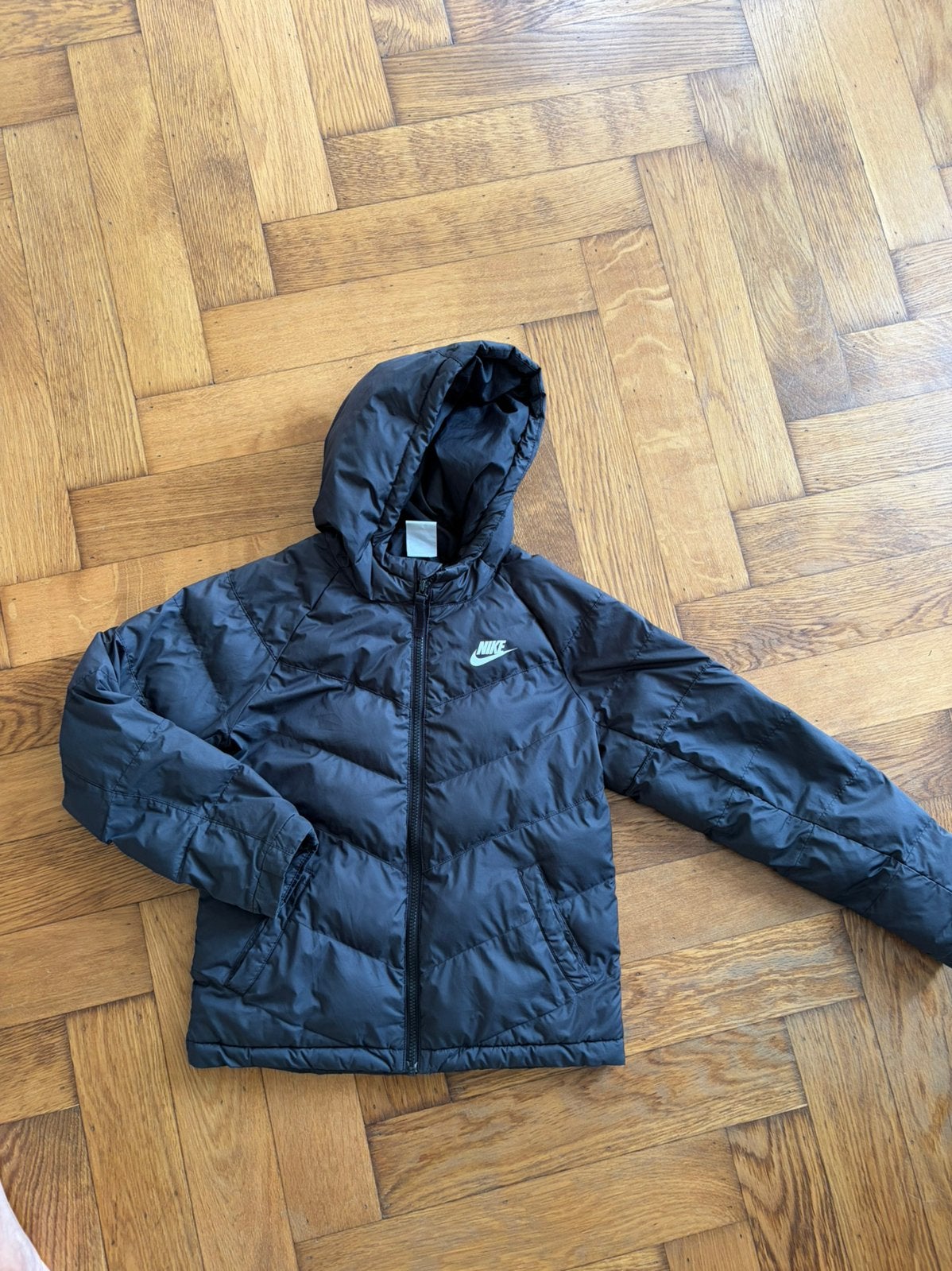 Nike jas zwart maat 134/146, Kinderen en Baby's, Ophalen of Verzenden, Zo goed als nieuw, Jongen of Meisje, Jas