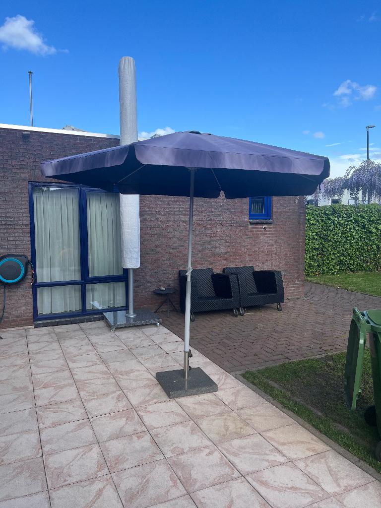 parasol blauw met granieten voet, Tuin en Terras, Parasols, Ophalen, Gebruikt, 2 tot 3 meter, Stokparasol