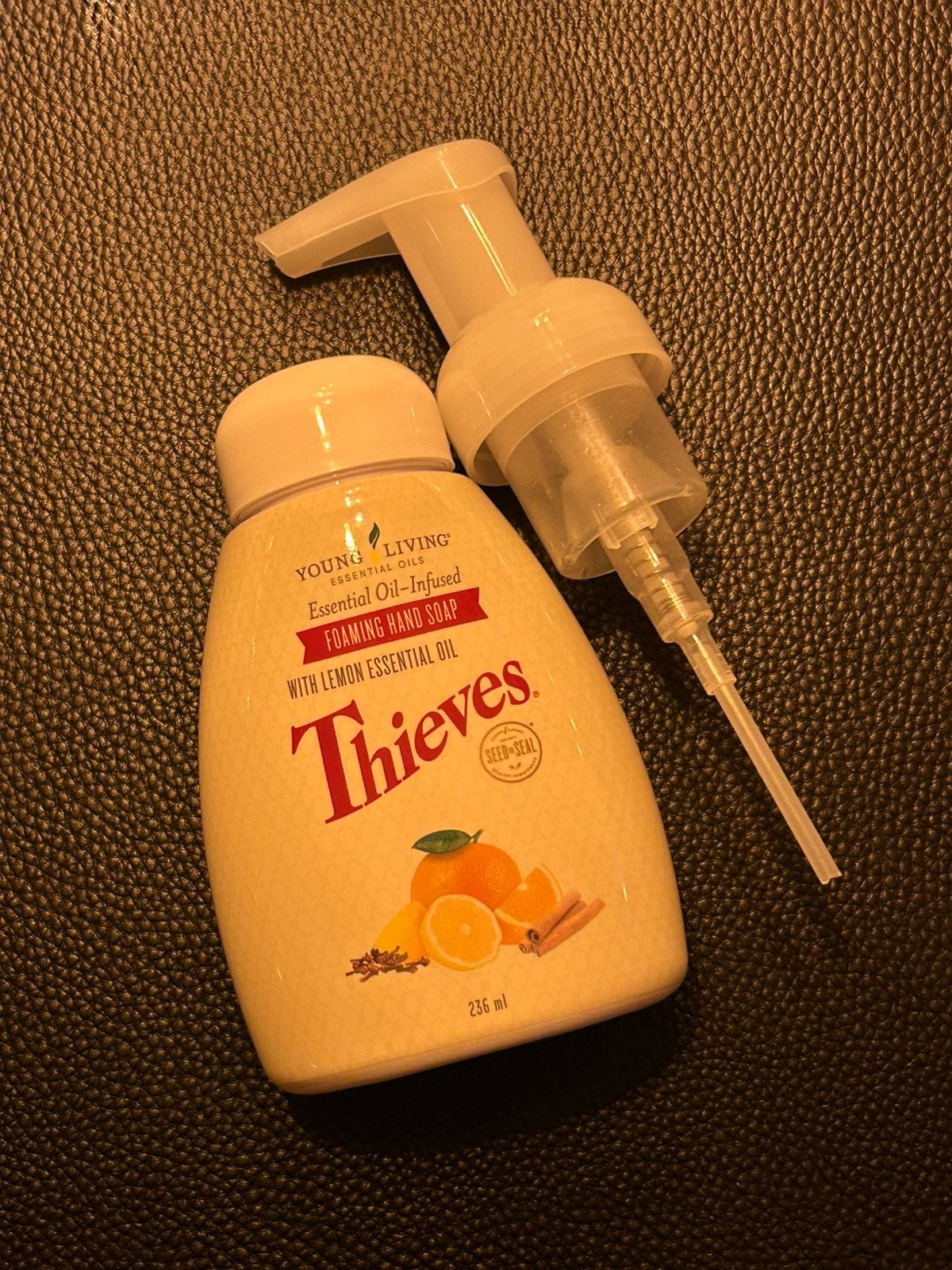 Thieves foaming handsoap vsn young living, Sport en Fitness, Ophalen of Verzenden, Nieuw, Aroma