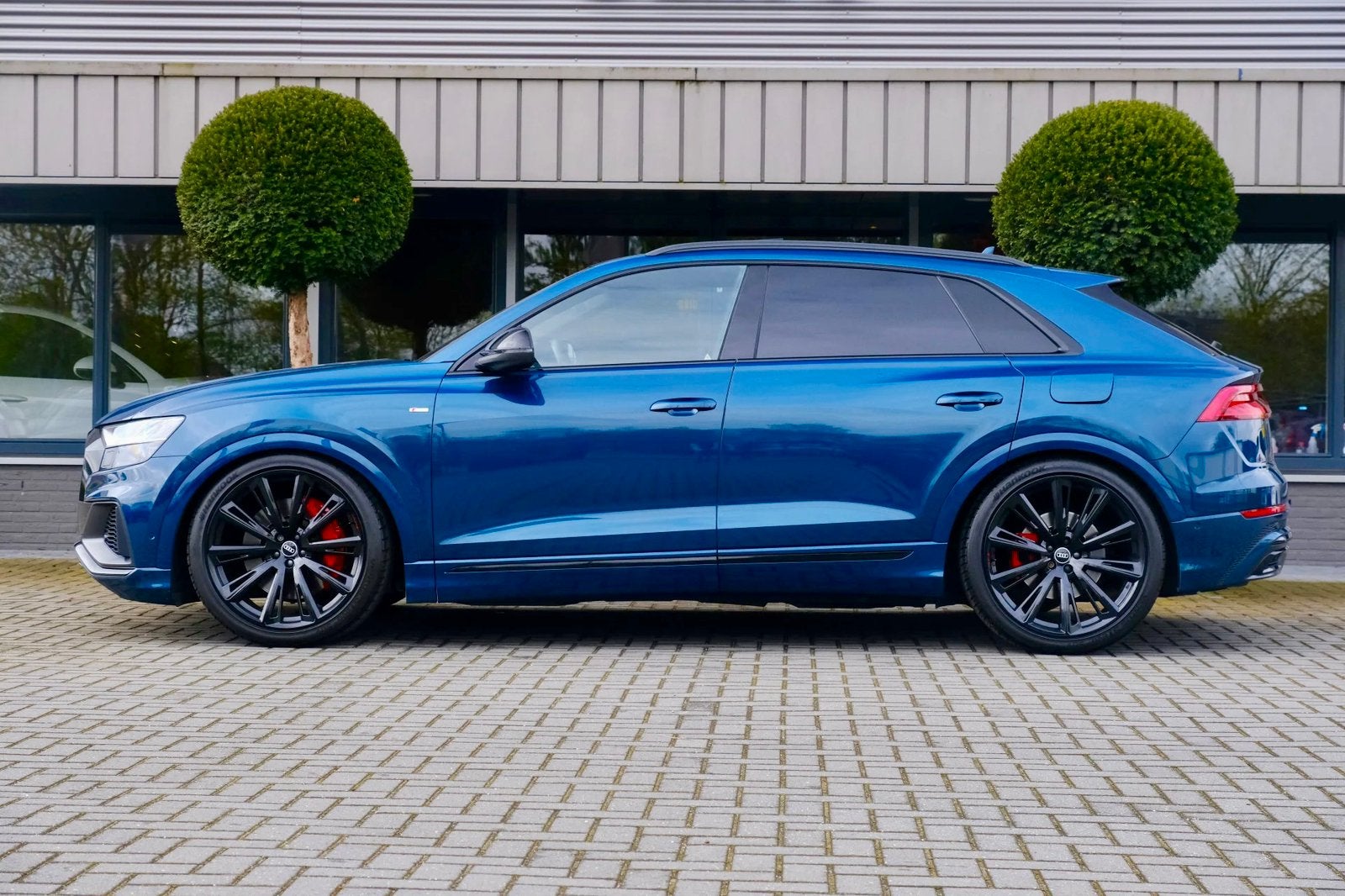 Audi Q8 60 Tfsi e Quattro 462pk Tiptronic 2021 Blauw, Auto's, Automaat, Dealer onderhouden, Zwart, 2995 cc