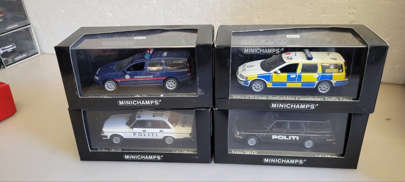 Minichamps Volvo 240 en V70 hulpverlening, Hobby en Vrije tijd, Ophalen of Verzenden, Zo goed als nieuw, Auto, MiniChamps