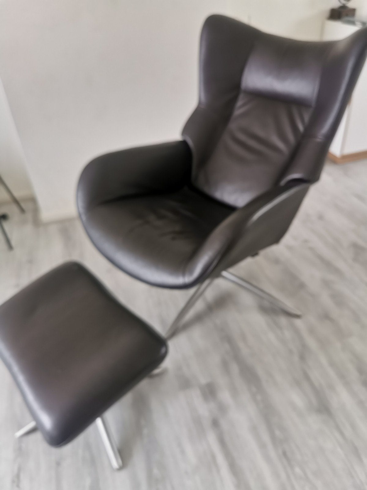 Van Montel fauteuil met poef-Echt leer, zeer weinig gebruik, Huis en Inrichting, Fauteuils, Ophalen, 75 tot 100 cm, Zo goed als nieuw